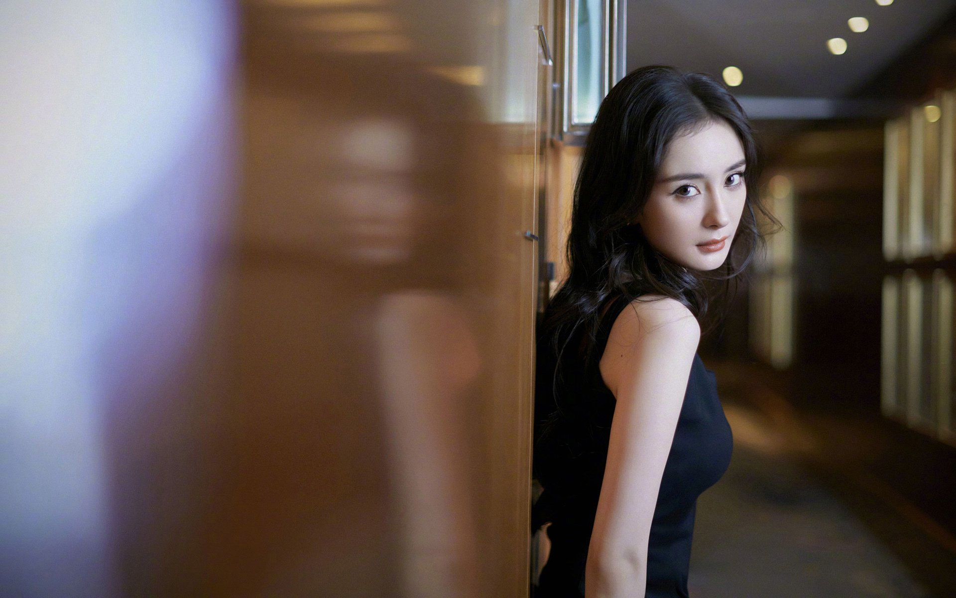 赛场灯光故障瞬间中断比赛，组织方迅速处理，汽车赛道灯